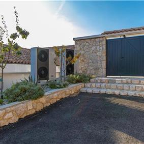 5 bedroom villa with pool near Crikvenica, sleeps 10